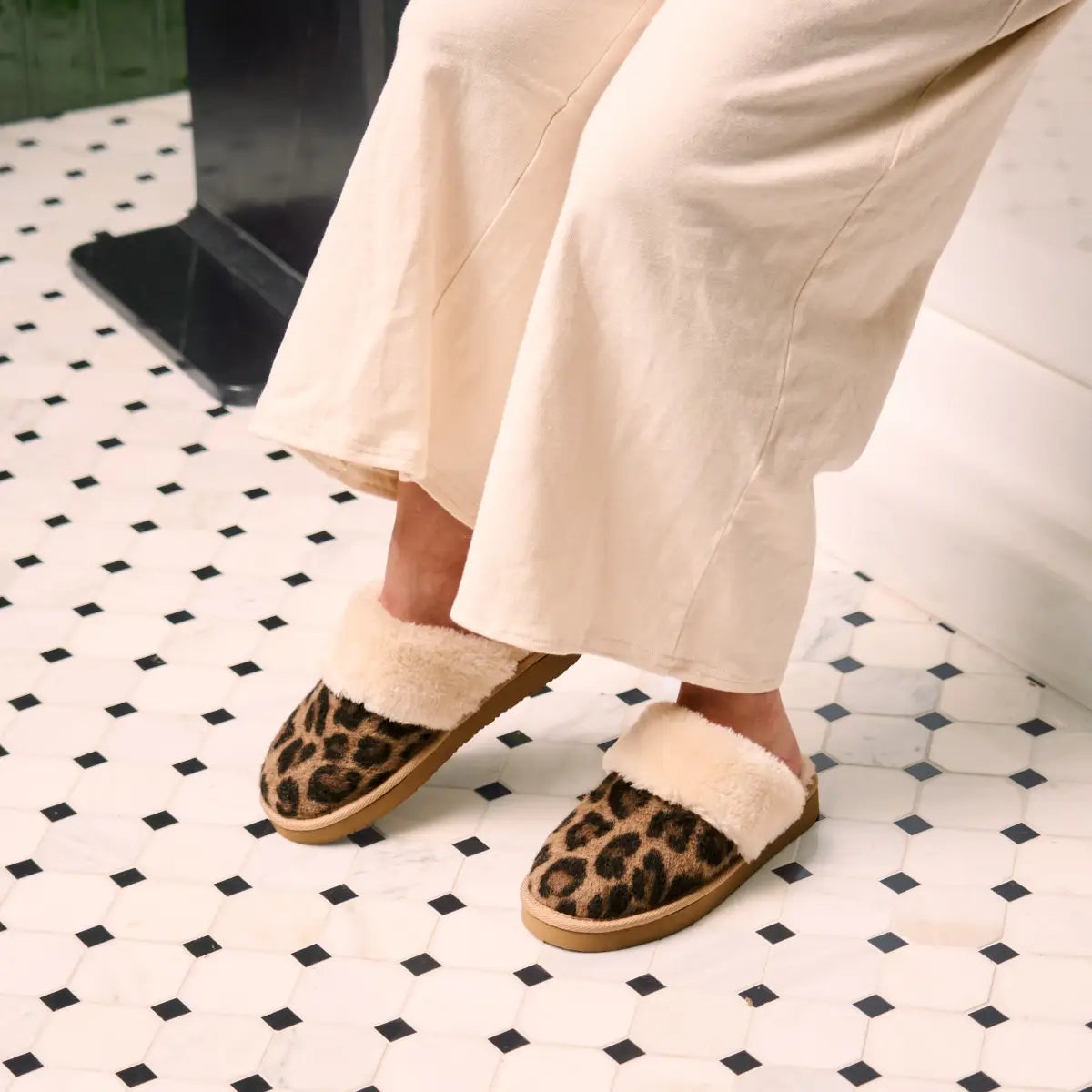 Minnetonka Chesney- Fuzzy Leopard